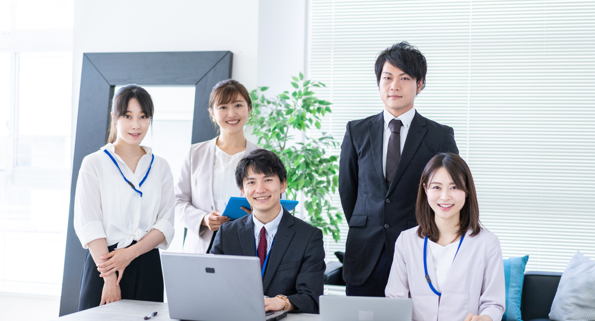 笑顔で相談に乗る様子
